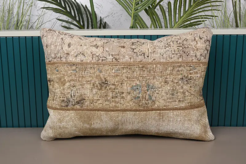 Besticktes Patchwork-Kissen in Beige und Braun, handgefertigtes rechteckiges Wurfkissen