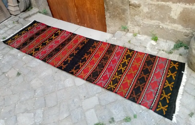 Kırmızı Oryantal Halı, 2x7,5 ft Zarif Kırmızı ve Siyah Tasarım