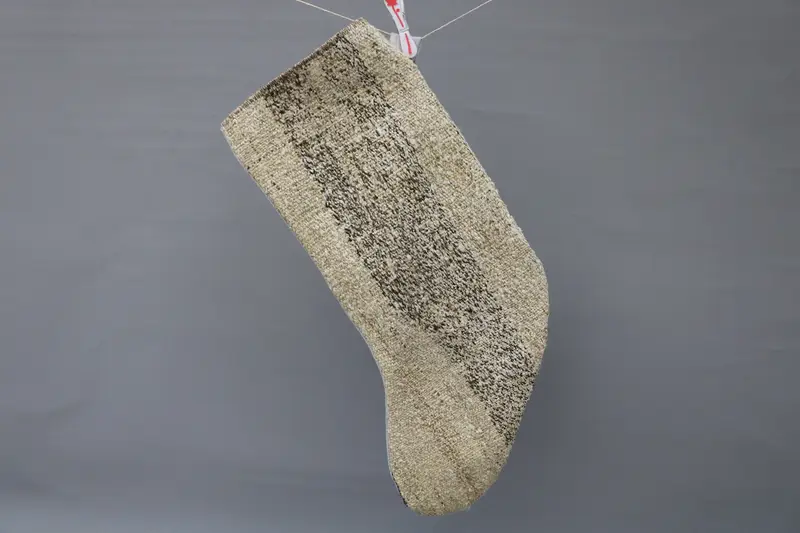 Kahverengi ve Bej Noel Süsleri Çorabı, Şenlikli Tatil Dekoru