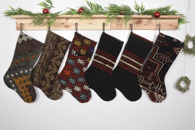 Patrón de adornos navideños beige, calcetín navideño beige de 7 pulgadas de ancho