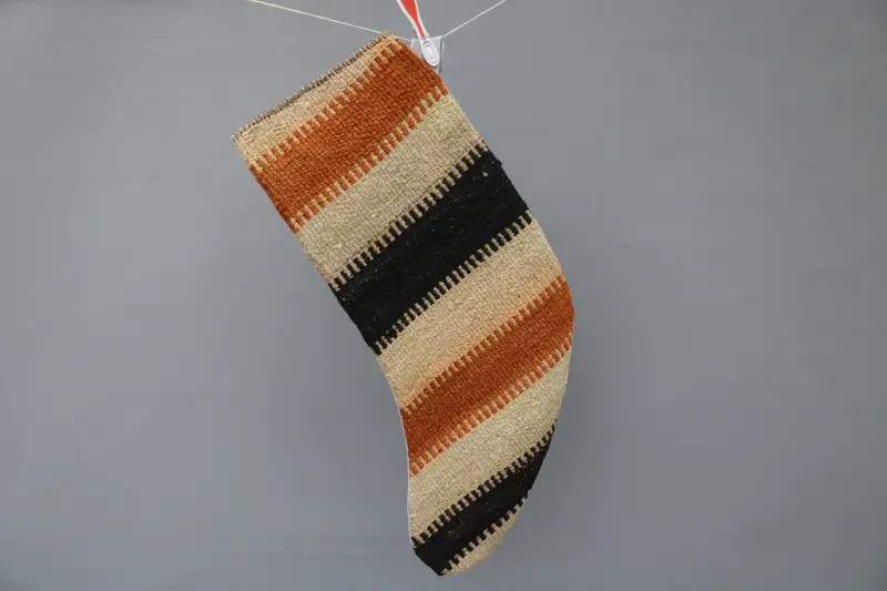 Elegante calcetín de adornos navideños en color beige y negro, decoración festiva