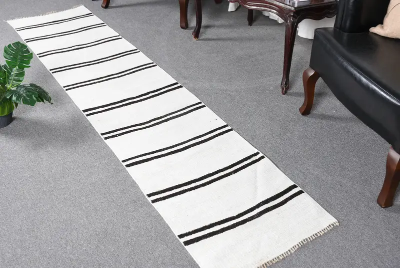 Alfombra Kilim turca de 1,8x8,4 pies, alfombra vintage, alfombra de lana con estampado animal blanco - 1