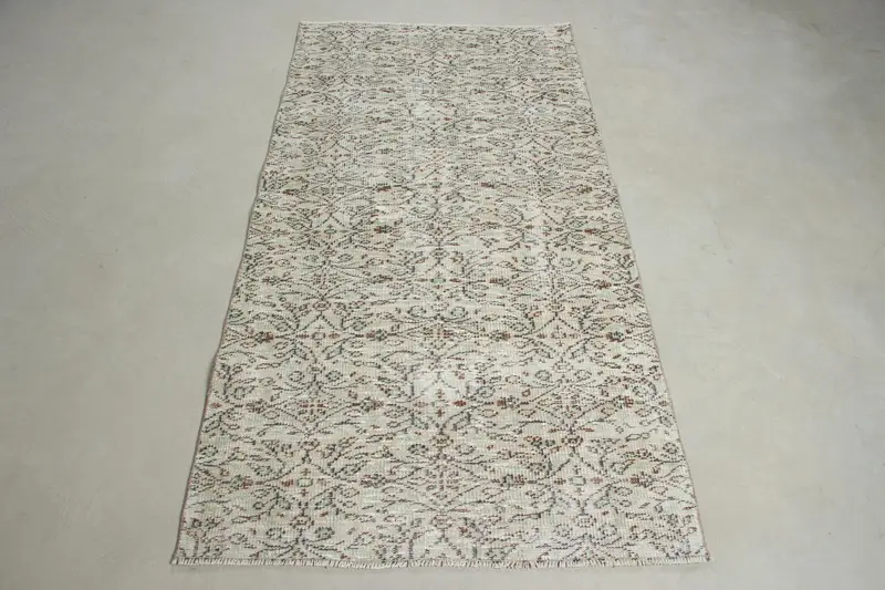 エレガントな3.2x6.5フィートのベージュラグ、シックなアニマルプリントデザイン