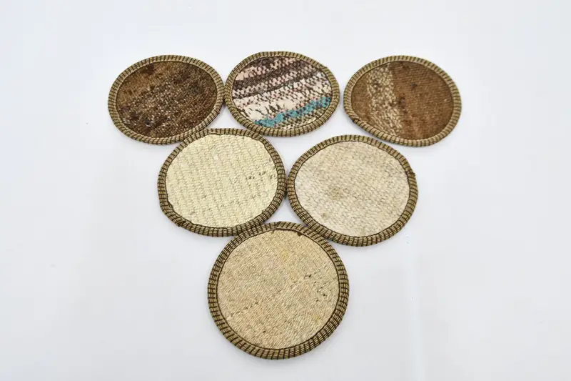 Elegantes posavasos beige y marrón, elegantes posavasos redondos para alfombras