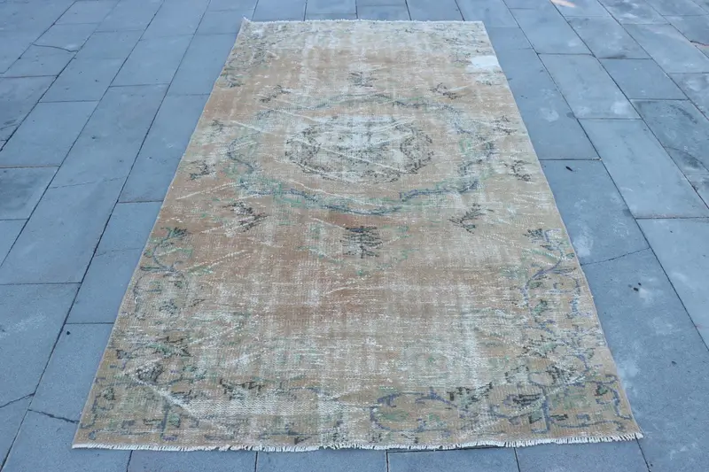 Brauner Tarnteppich, 4,6 x 8,2 Fuß, grüne Akzente