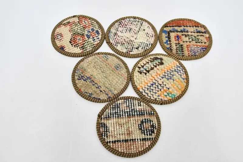 Posavasos redondo bohemio beige y bronce, elegante posavasos bohemio