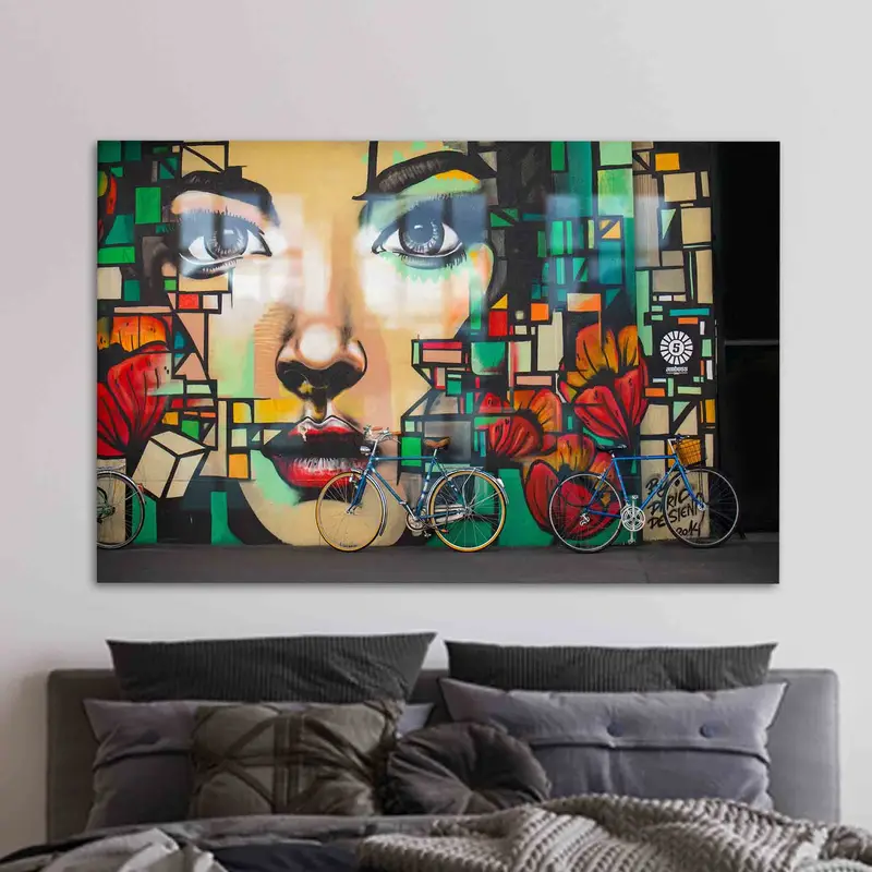 モダンなグラフィティウーマンプリントガラス：エレガント、カラフル、抽象的なデザイン
