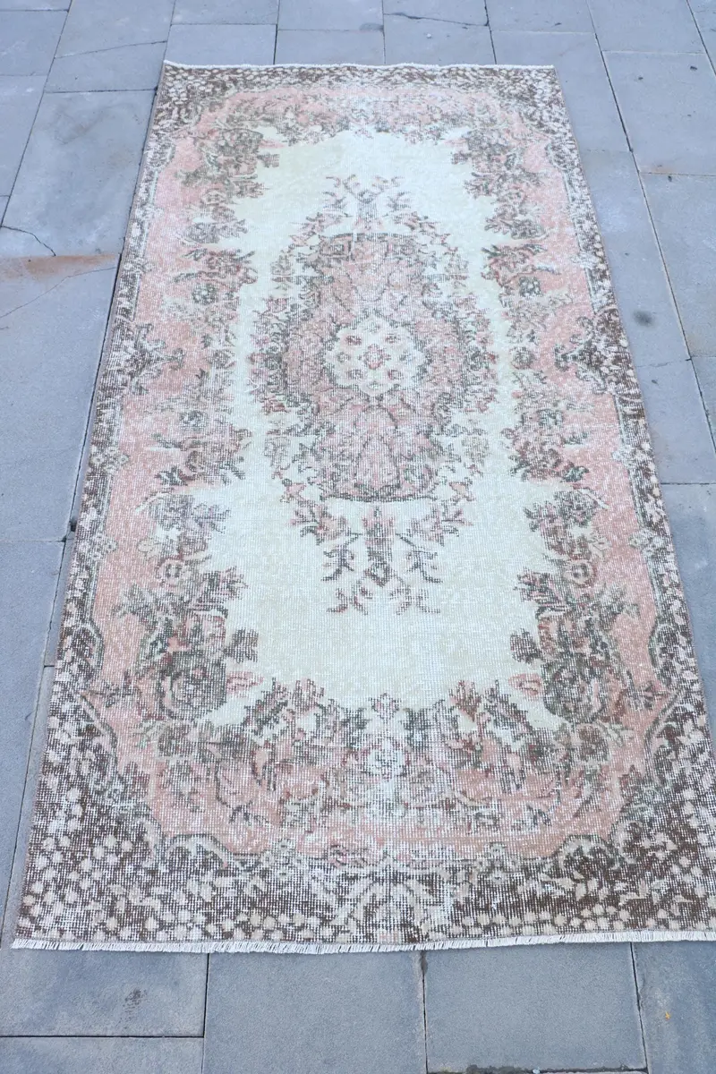 エレガントなベージュのモロッコ風ラグ、3.5x6.9フィートのシックな装飾