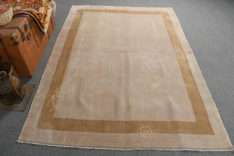 Eleganter grauer Perserteppich, 5,3 x 7,5 Fuß, schickes Dekor