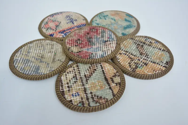 ボヘミアンラウンドコースター、ベージュとレッドのコースター、滑り止め裏地付き