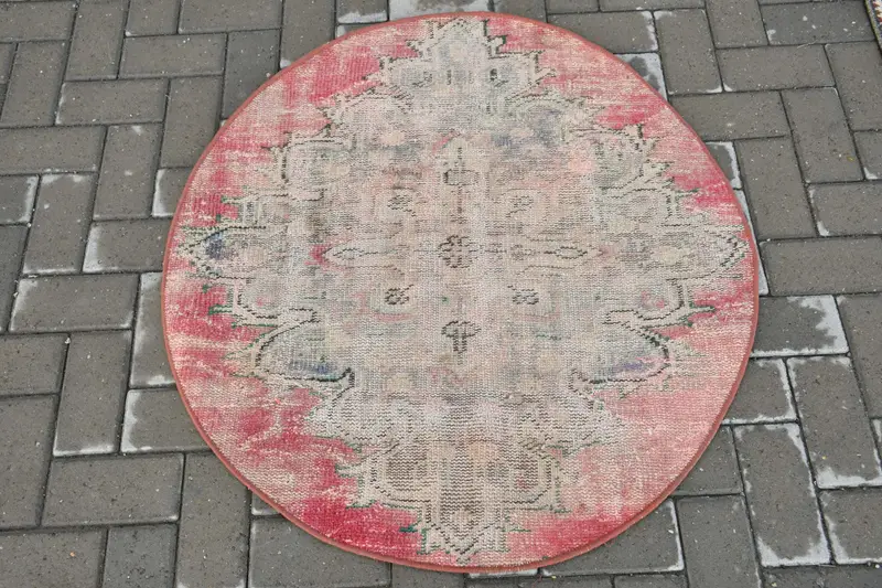Runder Vintage-Teppich 3,2 x 3,3 Fuß, türkischer Wollteppich mit rotem Blumenmuster - 1