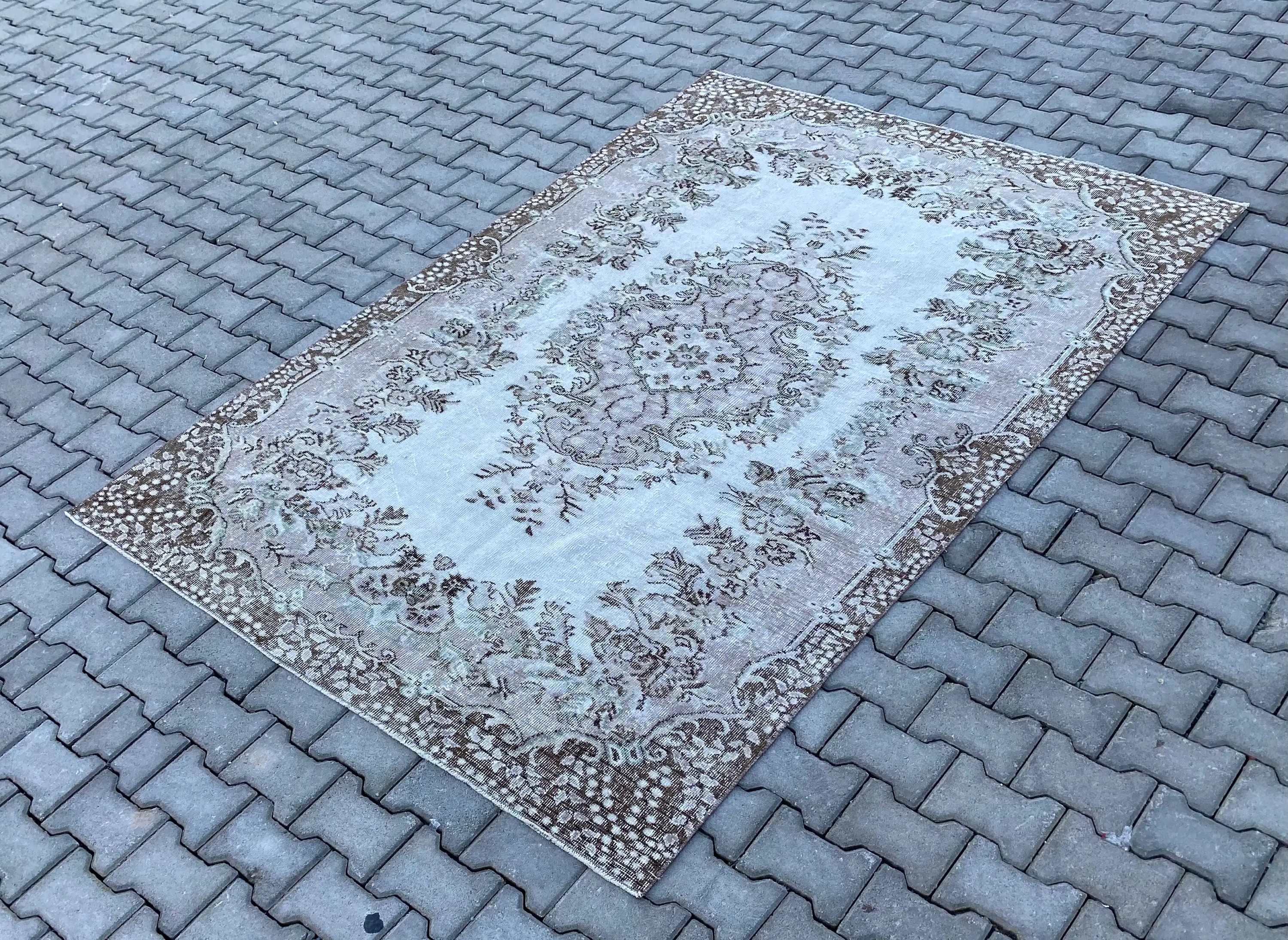 Türkischer Vintage-Teppich, 170 x 266 cm, weißer Blumenteppich - 1