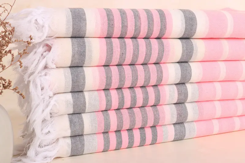 Gestreiftes Bachelorette-Handtuch aus hellrosa-dunkelgrauer Baumwolle, 40 x 67 Zoll