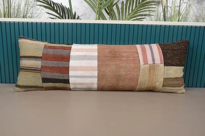 Beige & Braun besticktes Wurfkissen, handgemachtes Patchworkkissen