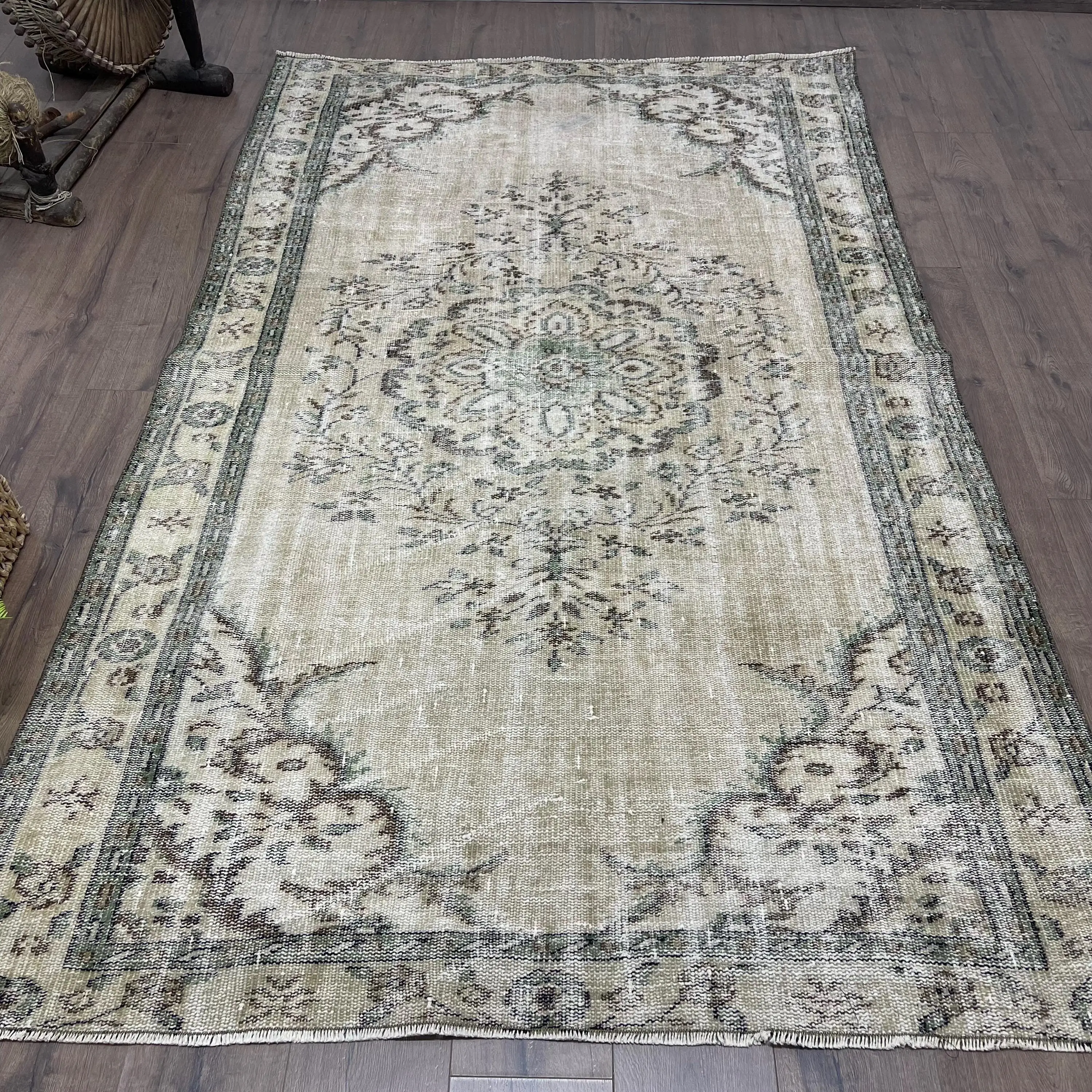 Türkischer Vintage-Teppich, großer 156 x 240 cm großer Teppich, grauer abstrakter Wollteppich - 1