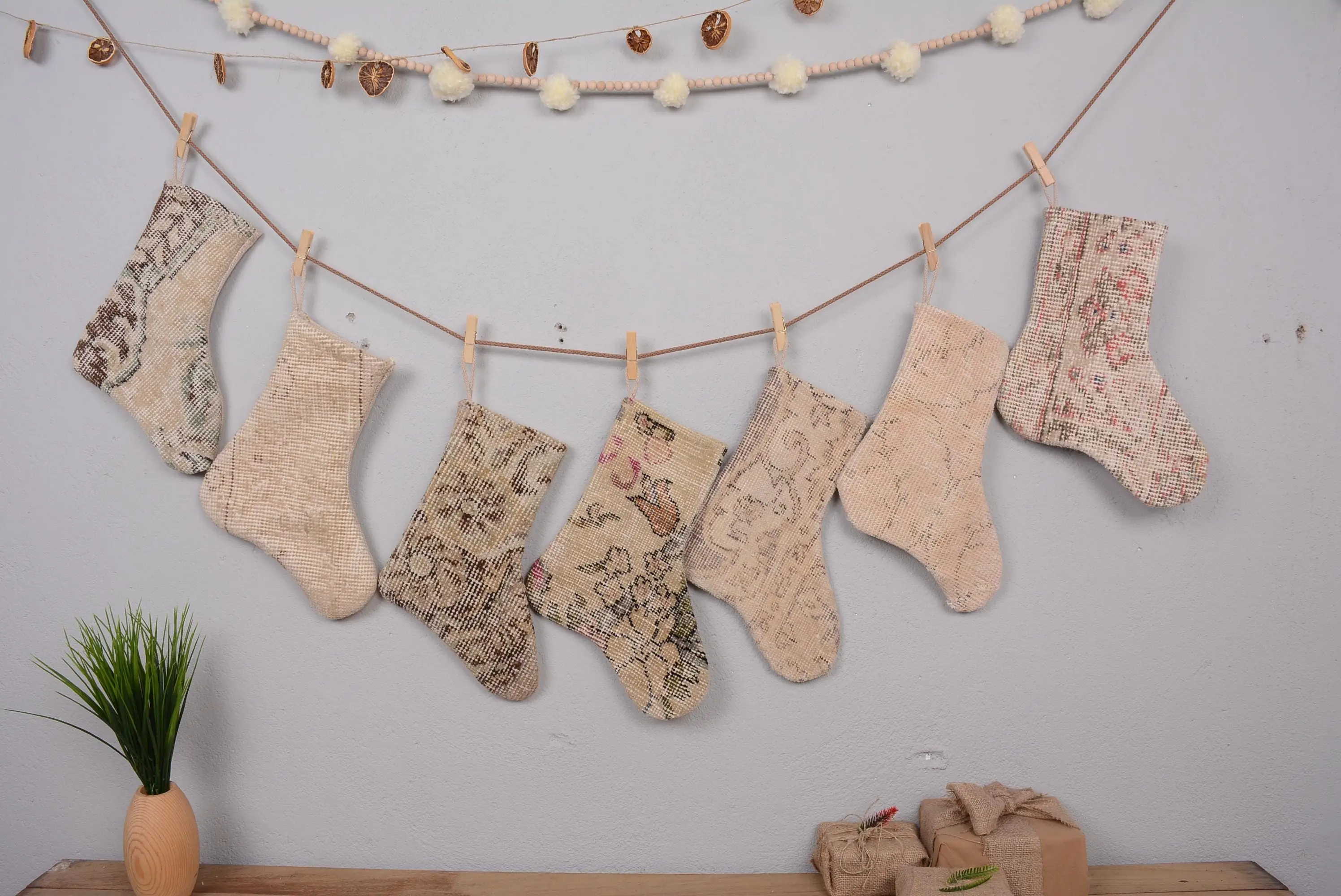 Medias navideñas con patrón de adornos navideños de 6 pulgadas, medias festivas - 1
