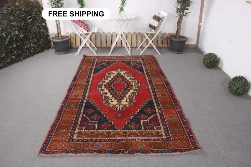 Alfombra Ikat roja, 4,7x8,3 pies con detalles en azul