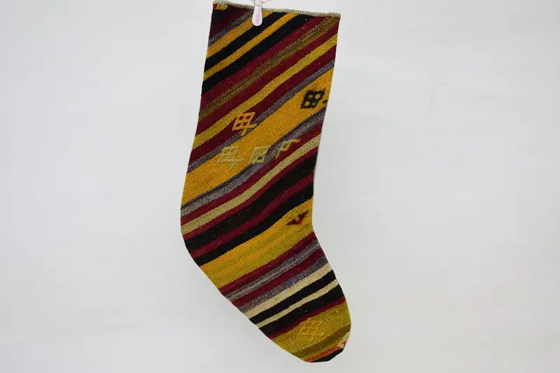 Şenlikli Kahverengi ve Kırmızı Noel Süsleri Çorabı, Rahat Tatil Dekoru