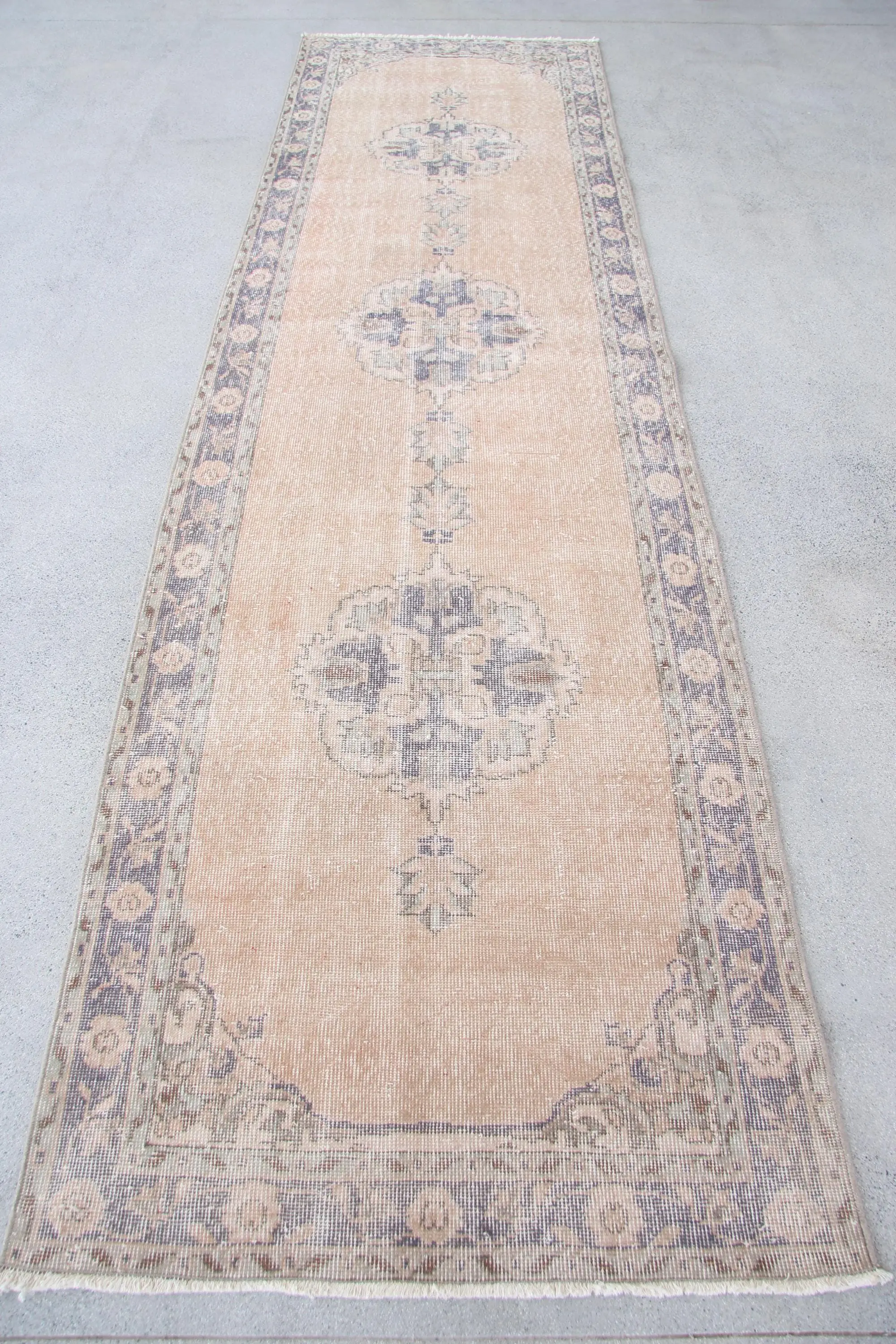 Bronzefarbener und blauer Perserteppich, 3,3 x 11,7 Fuß, elegantes Dekor - 1