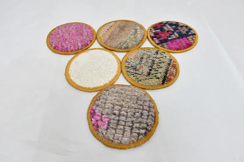 Elegantes posavasos blancos y rosas, posavasos de alfombra turca antideslizantes