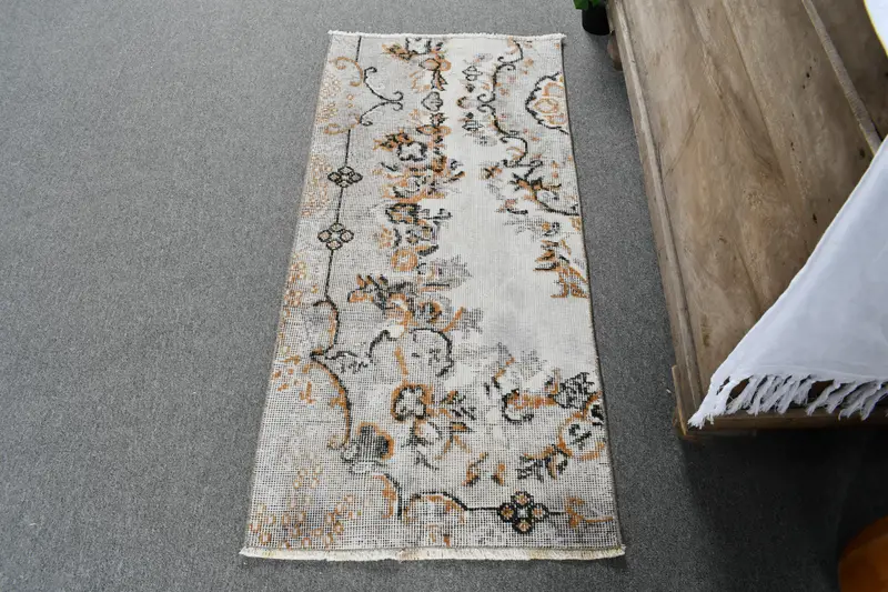 Türk Vintage Halısı, 1.9x3.9 ft Küçük Halı, Beyaz Kahverengi İkat Yün Halı - 1