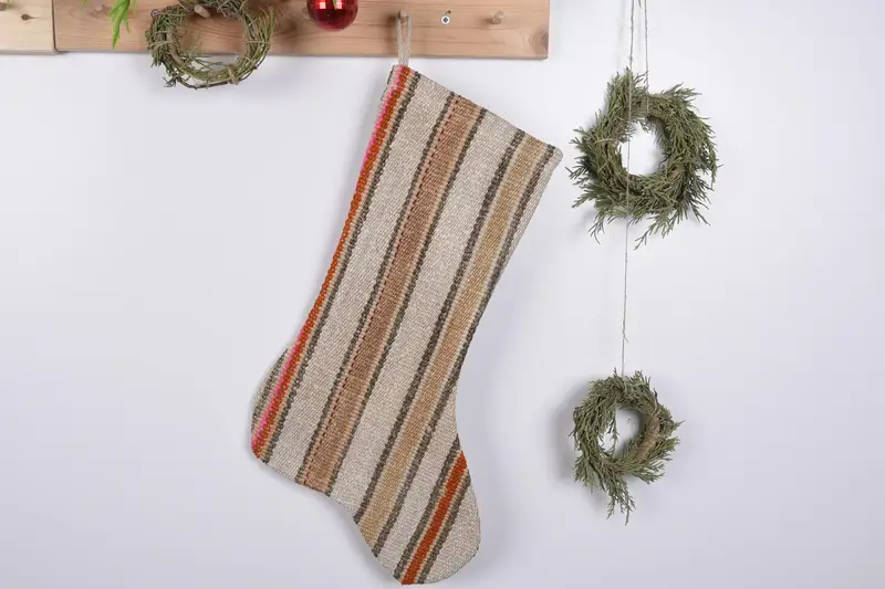 Şenlikli Noel Süsleri Deseni, 19 İnç Organik Çorap