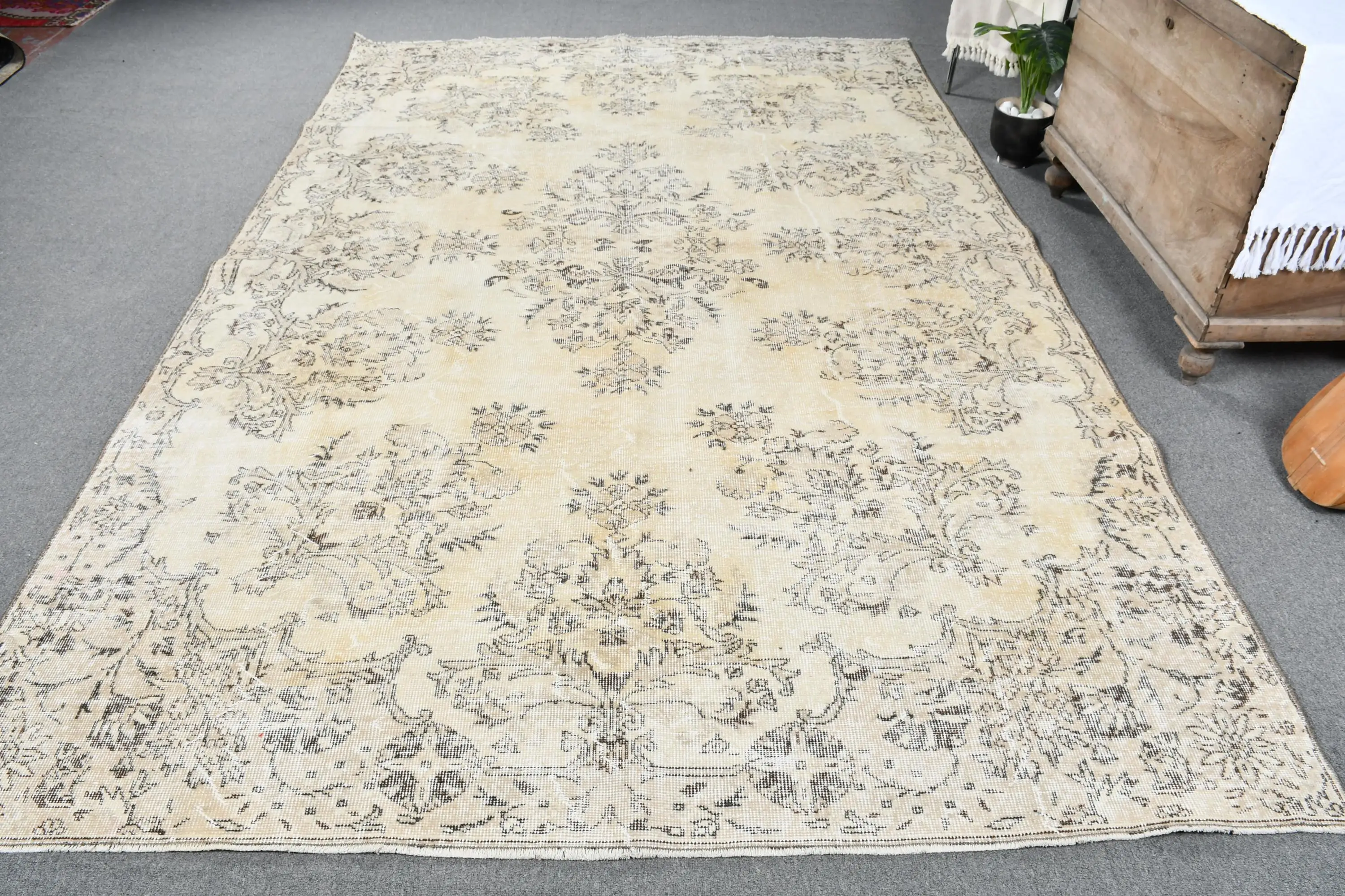 Vintage Turkish Rug, Oversize 6.9x10.8 ft (211x328 cm) Rug, White Floral Wool Rug - 1
