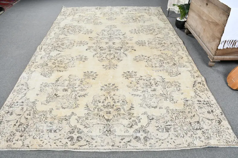 Eleganter beigefarbener Blumenteppich, 6,9 x 10,8 Fuß, schickes Dekor