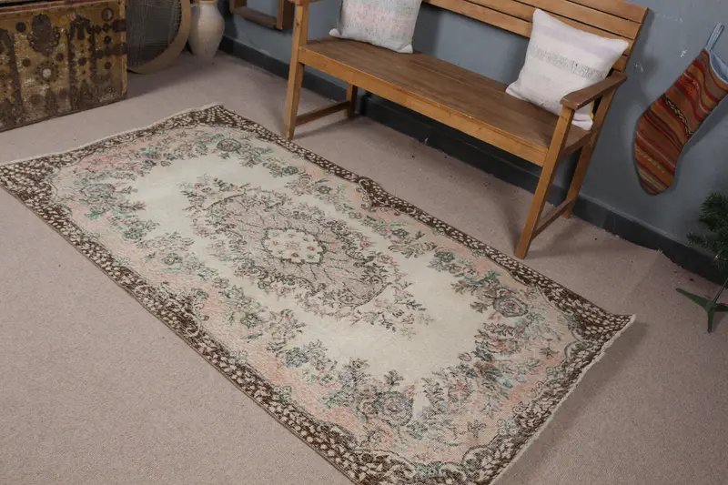 エレガントなベージュとブラウンのラグ、3.7x6.9フィートのストライプの幾何学模様のデザイン