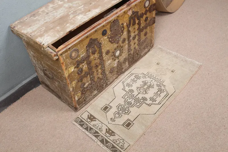 1,3 x 2,9 Fuß großer beigefarbener Teppich mit schwarzen geometrischen Blumenmotiven, elegantes Dekor