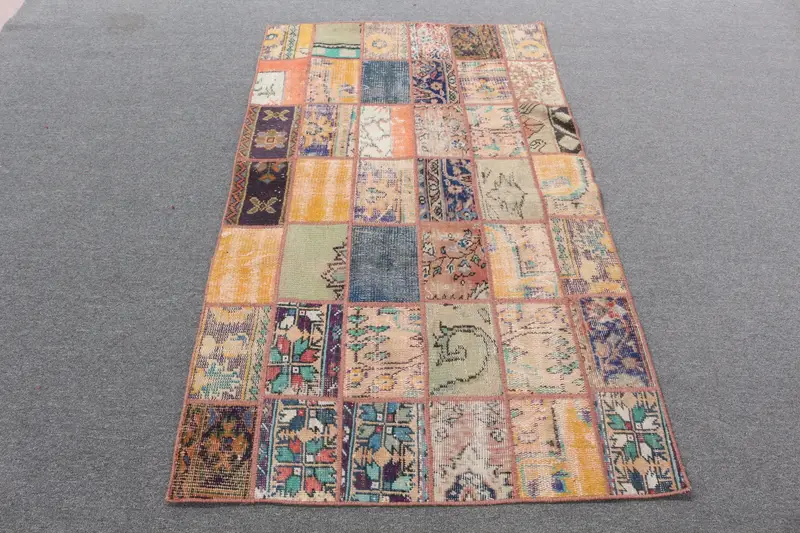 Blauer Orientteppich, 5,8 x 5,77 Fuß mit orangefarbenen Akzenten