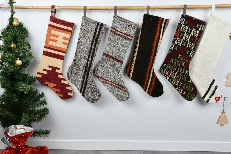 お祝いのクリスマスオーナメントパターン、幅8インチのホリデーストッキング