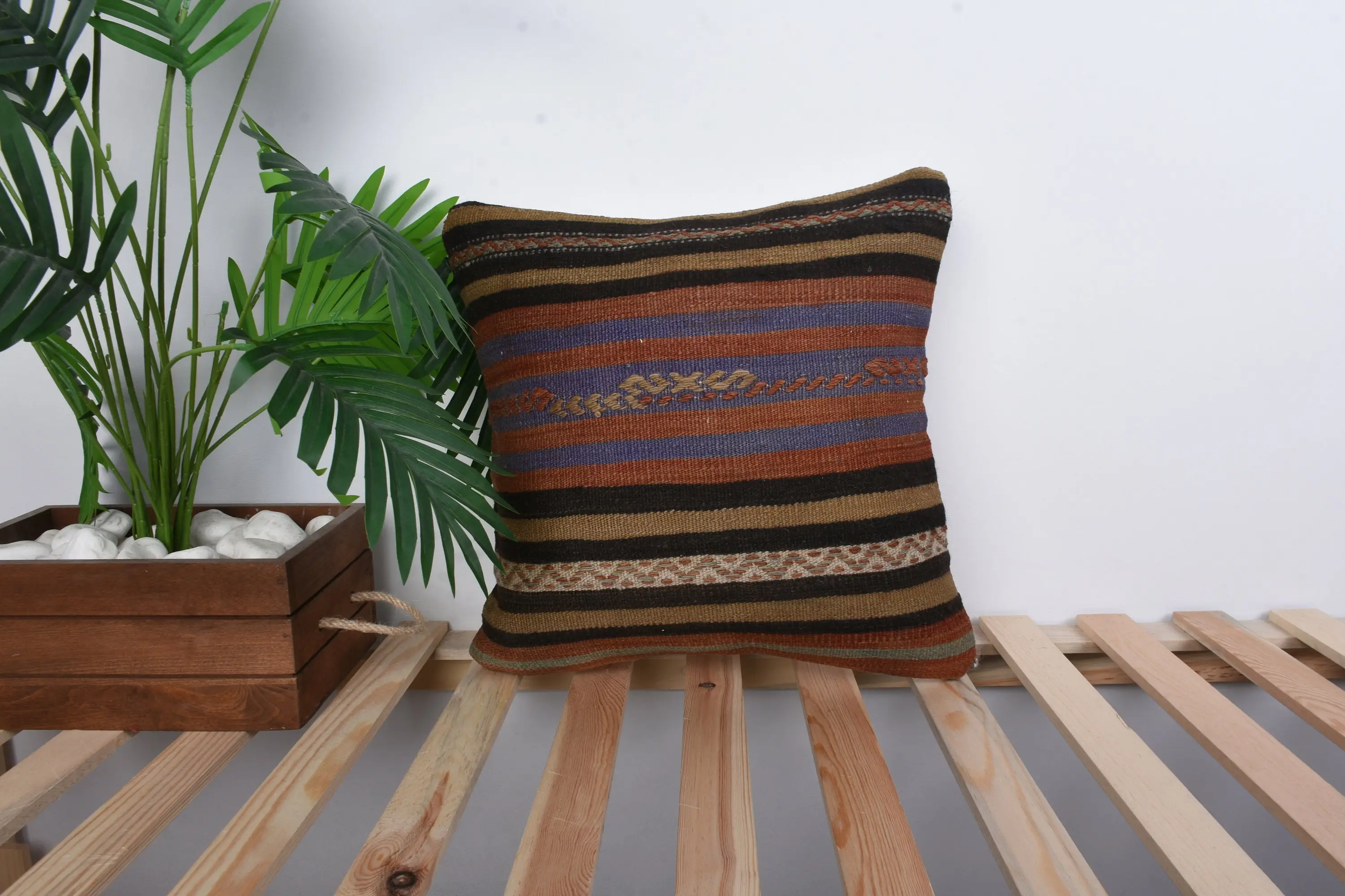 Kırmızı ve mavi çizgili dekoratif yastık, 16x16 inç, işlemeli pamuk kapağı - 1