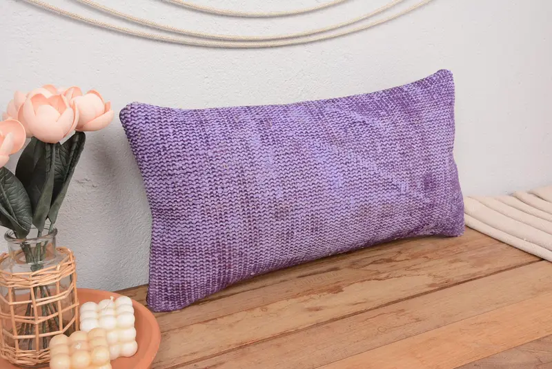 Almohada de lanzamiento bordada hecha a mano, cojín del suroeste púrpura de 12x24