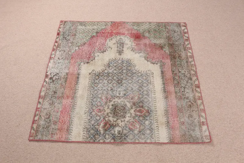 Alfombra roja y beige, 3,5x3,7 pies con diseño floral y geométrico