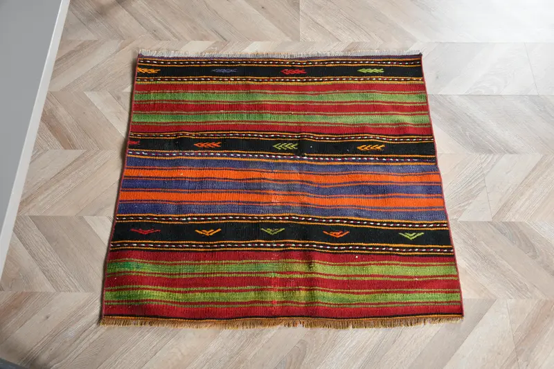 赤と黒のストライプのラグ、2.7x2.5フィートの幾何学模様のデザイン