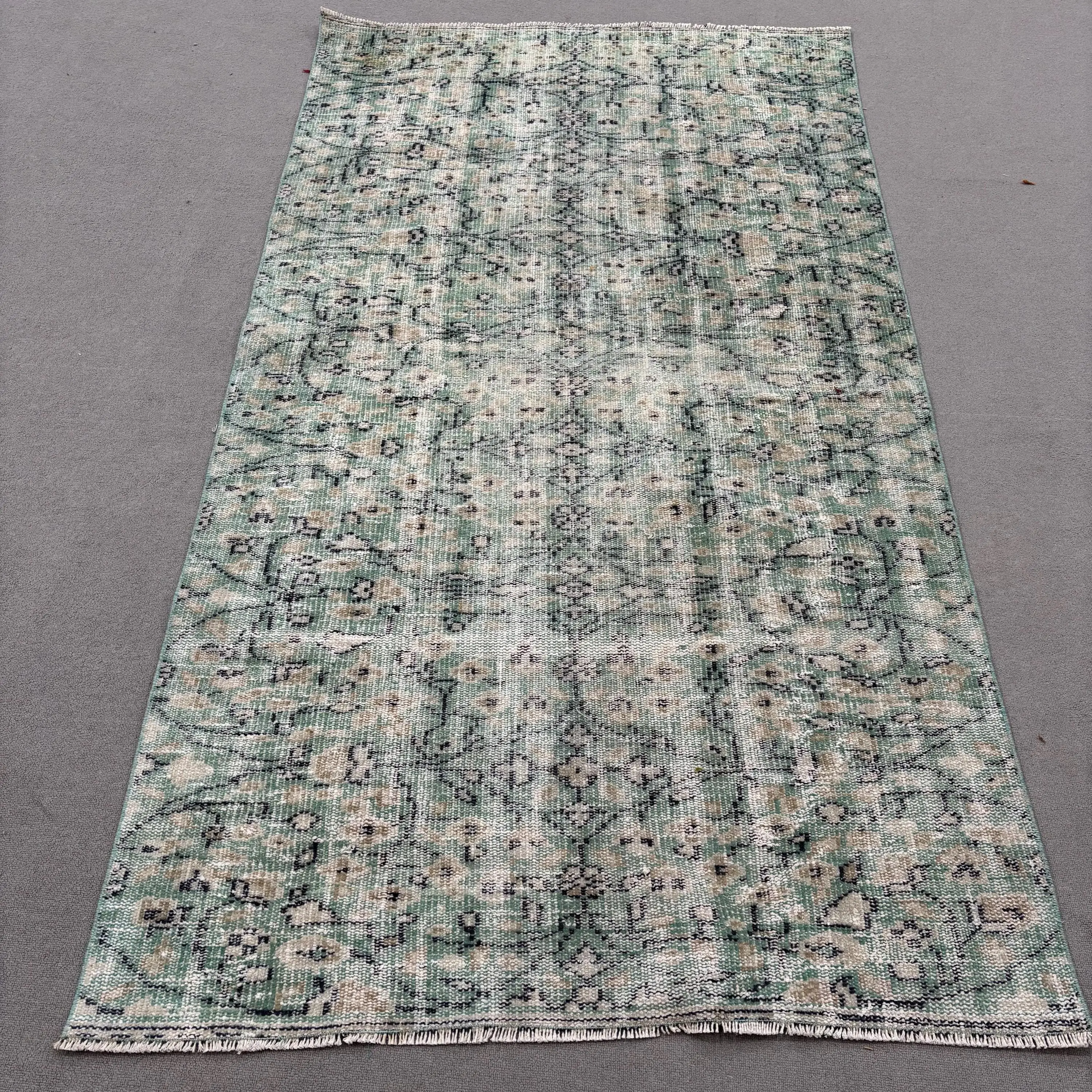 Türkischer 3,9 x 7,5 Fuß großer Teppich, Vintage-Teppich, Teppich mit grünem Rand - 1