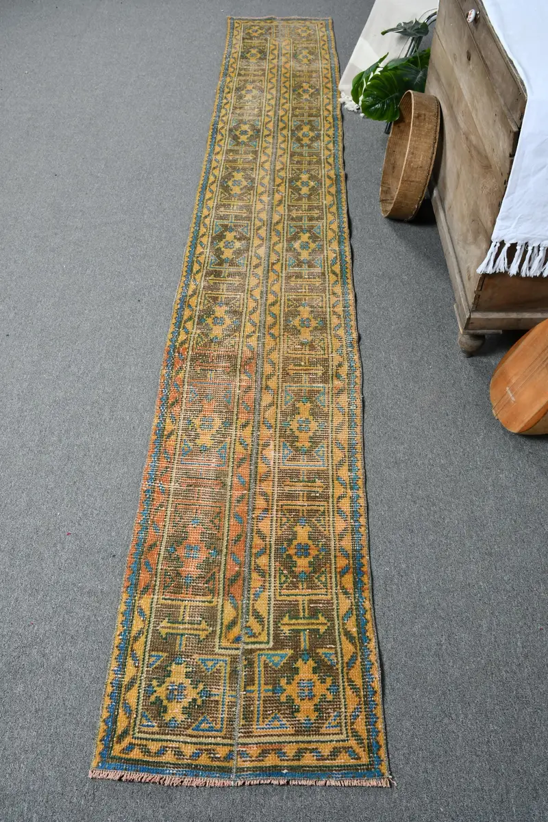 Brauner marokkanischer Teppich, 1,8 x 11,5 Fuß, elegantes Dekor