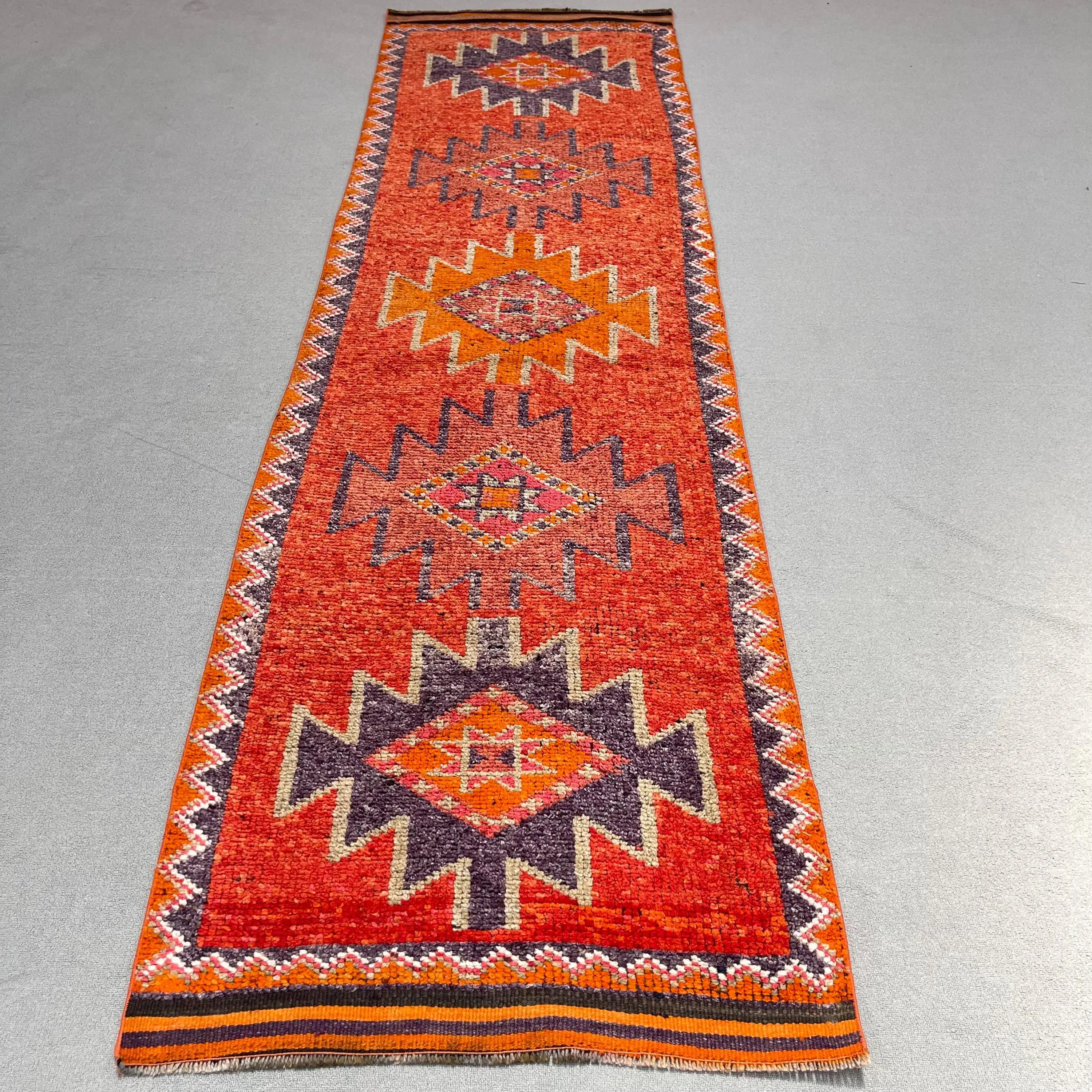 Türkischer Vintage-Teppich, 3,2 x 11,2 Fuß großer Läuferteppich, rot-orangefarbener Teppich aus massiver Wolle - 1