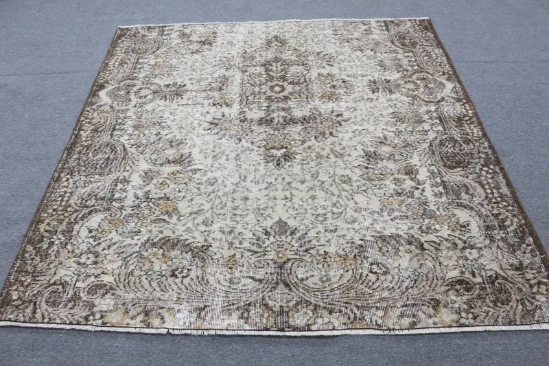 Eleganter beigefarbener Orientteppich, 5,9 x 5,91 Fuß, schickes Dekor