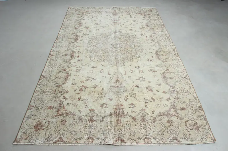 Elegant Beige Oriental Rug, 5,2x8,7 ft with Brown Accents