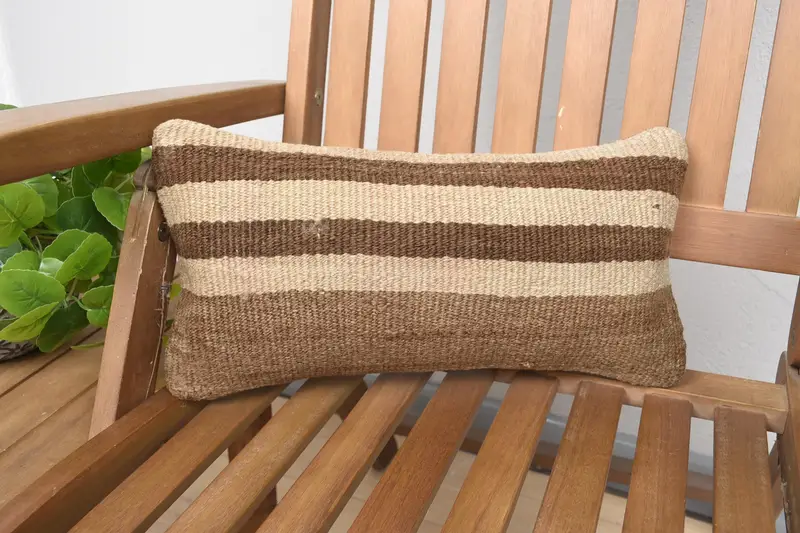 Besticktes beige-braun gestreiftes Kissen, vielseitiges 8x16 Wurfkissen