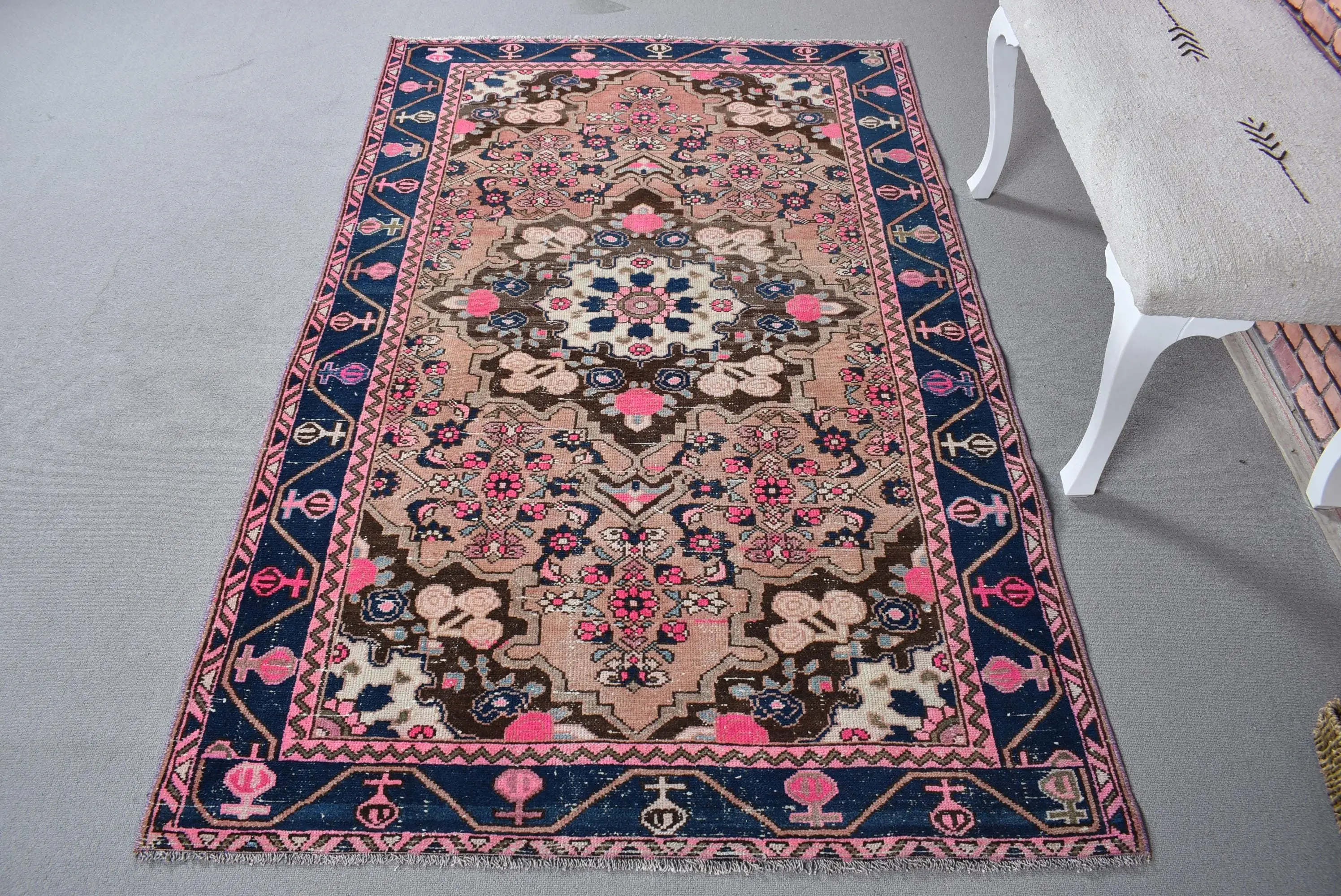 Vintage türkischer Teppich 4x6,7 ft, blauer Wollteppich mit Tiermuster - 1