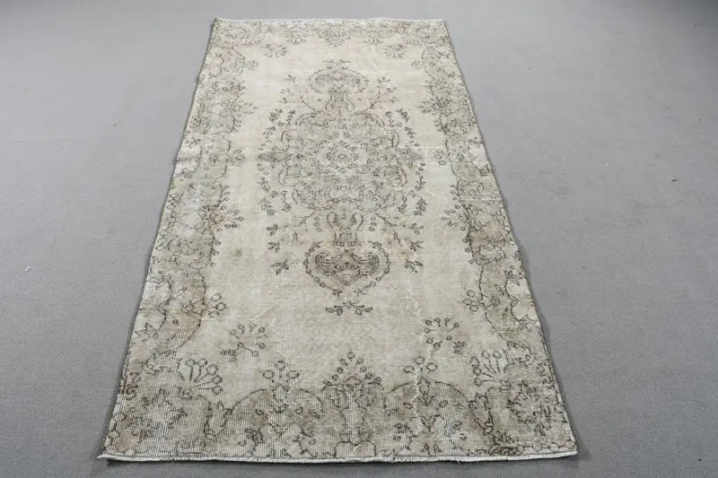 エレガントなベージュ&ブラックラグ、3.6x7フィートのボタニカルデザイン