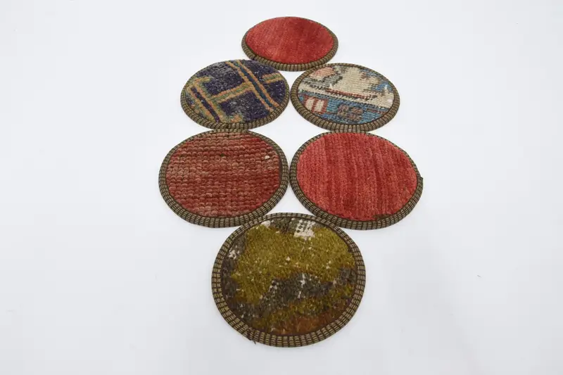 Rote und bronzefarbene Untersetzer mit rutschfester Unterlage, Untersetzer im Tribal-Design