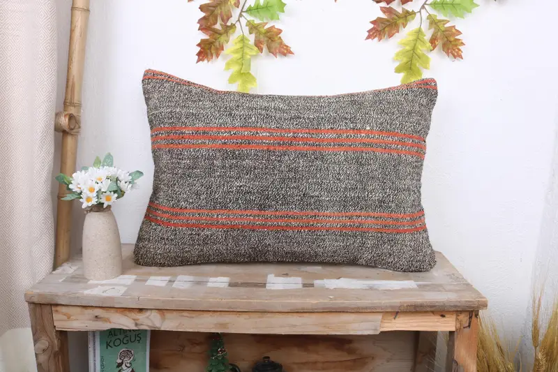 Handgefertigtes braun-rot gestreiftes Kissen, vielseitiges 16x24 Wurfkissen