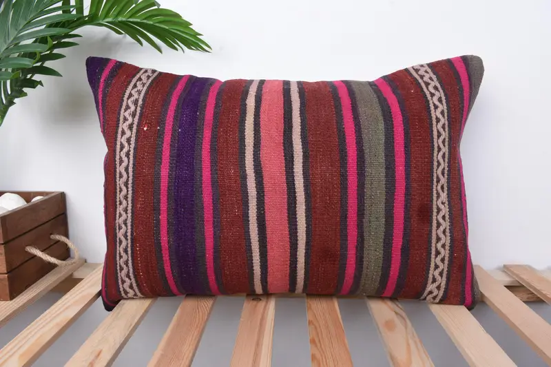 Rosa gestreiftes Kissen mit bronzefarbenen Akzenten, handgefertigtes besticktes Kissen