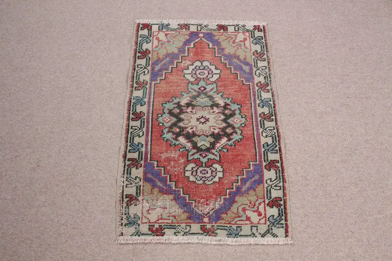 赤と紫の水玉模様のラグ、1.7x2.6フィートのシックな装飾