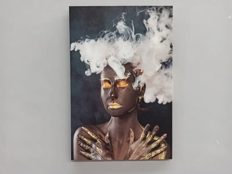 Lienzo elegante de mujer africana: maquillaje dorado, humo y ambiente artístico