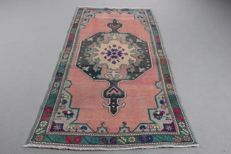 レッド抽象ラグ、3.9x7.5フィート、グリーンアクセント付き